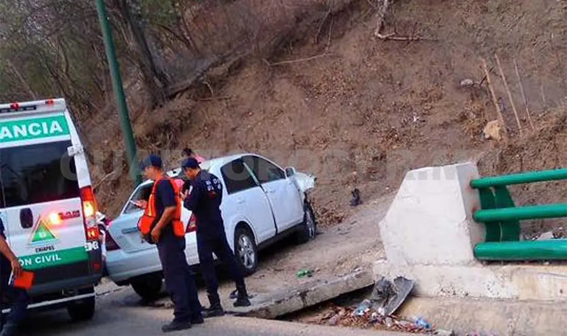 Auto sale del camino y se estampa contra un paredón
