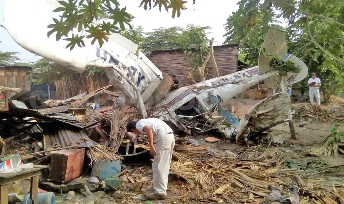 Avioneta cae sobre vivienda, fallece el piloto