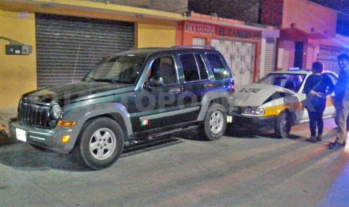 Taxi se incrusta en camioneta