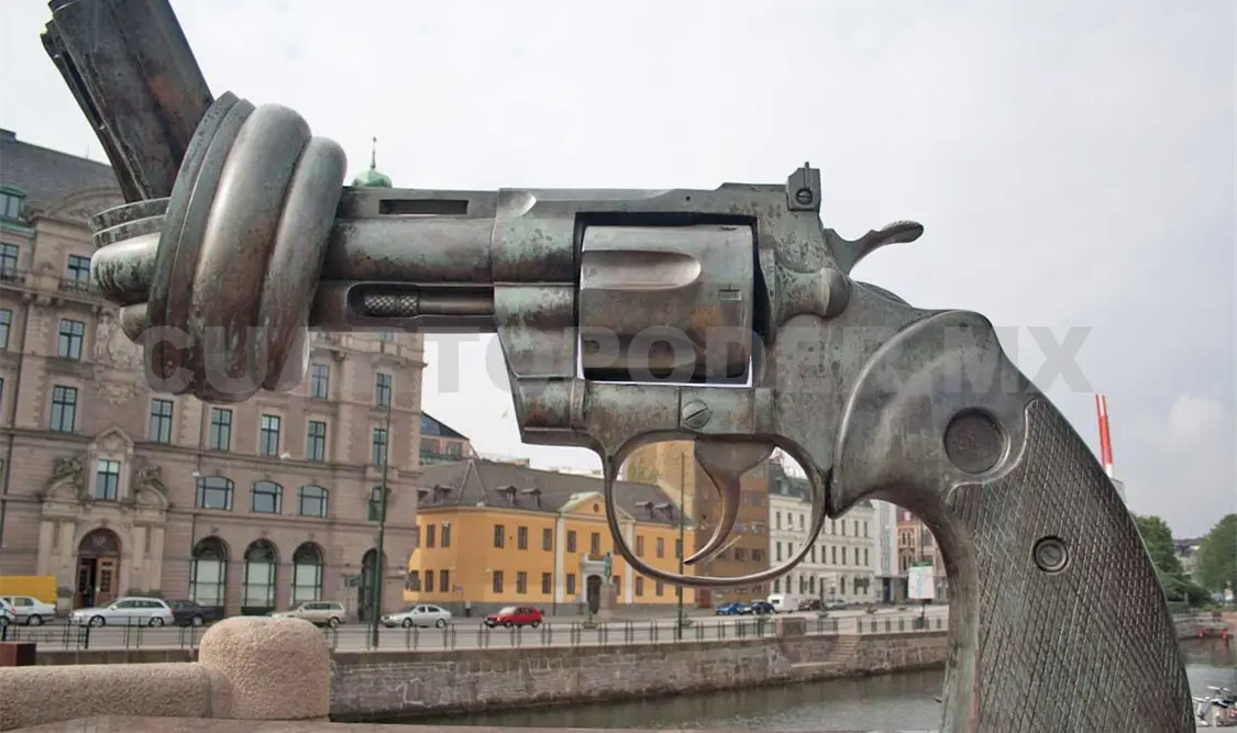 La escultura Non-Violence de Reutersward, en Estocolmo, Suecia. Cortesía