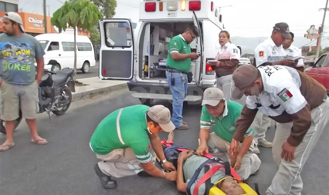 Auto “fantasma” atropella a persona de la tercera edad