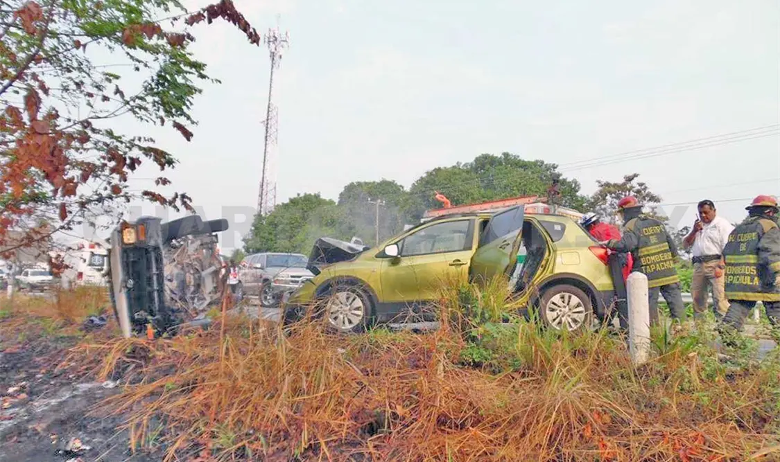 Se incendia un auto tras chocar contra camioneta