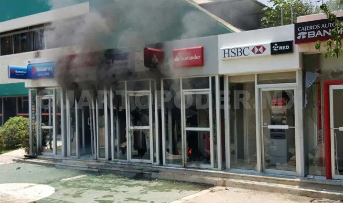 Daños ocasionados por normalistas a tres cajeros automáticos. CP