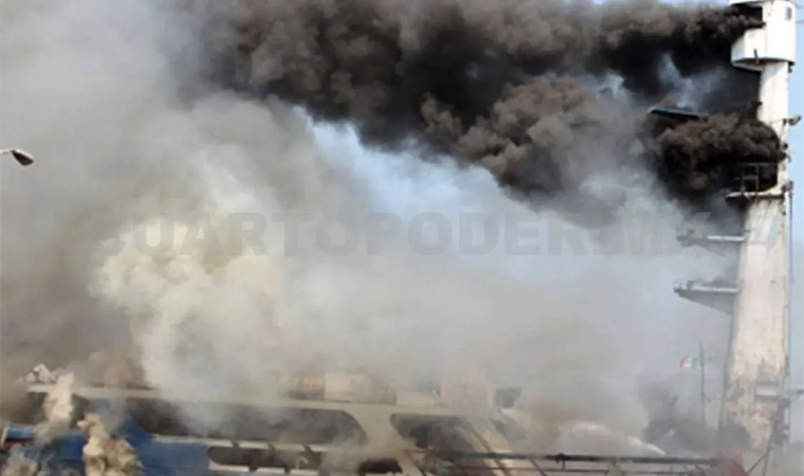 Un barco atunero se incendio a 130 kilómetros al suroeste de Puerto Madero. CP