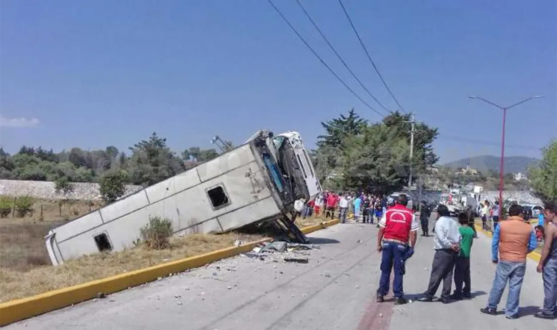 Vuelca autobús en el Edomex; 14 heridos