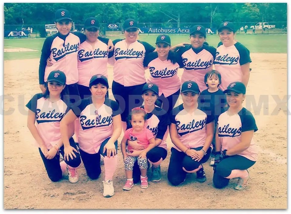 Cuando se le dio la oportunidad de practicar Softbol, hizo su debut con el equipo de Bayleys en la liga municipal de Tuxtla. Cortesía