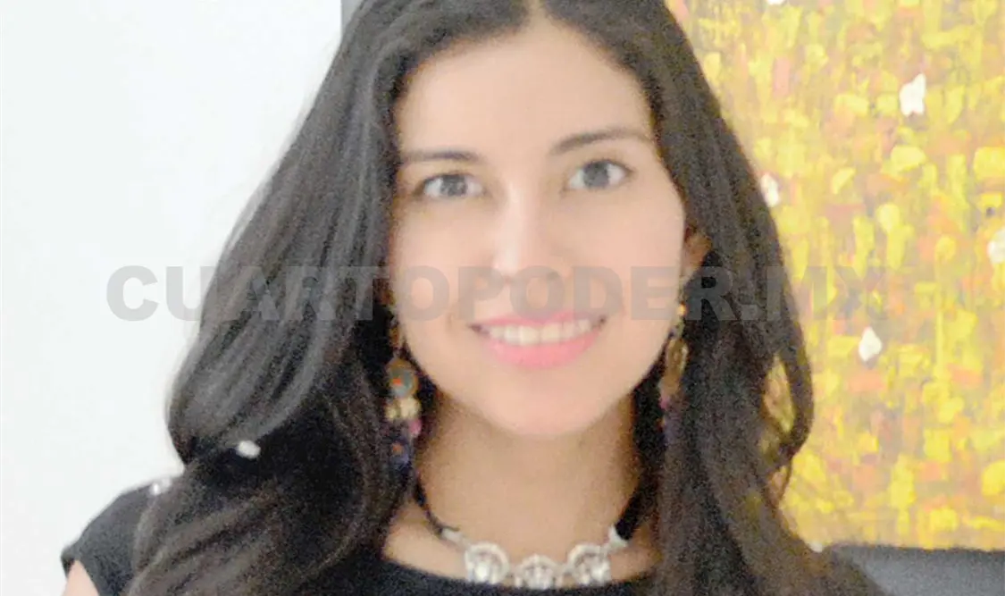 La artista Mónica Chang, frente a su obra. Darwin Mendoza