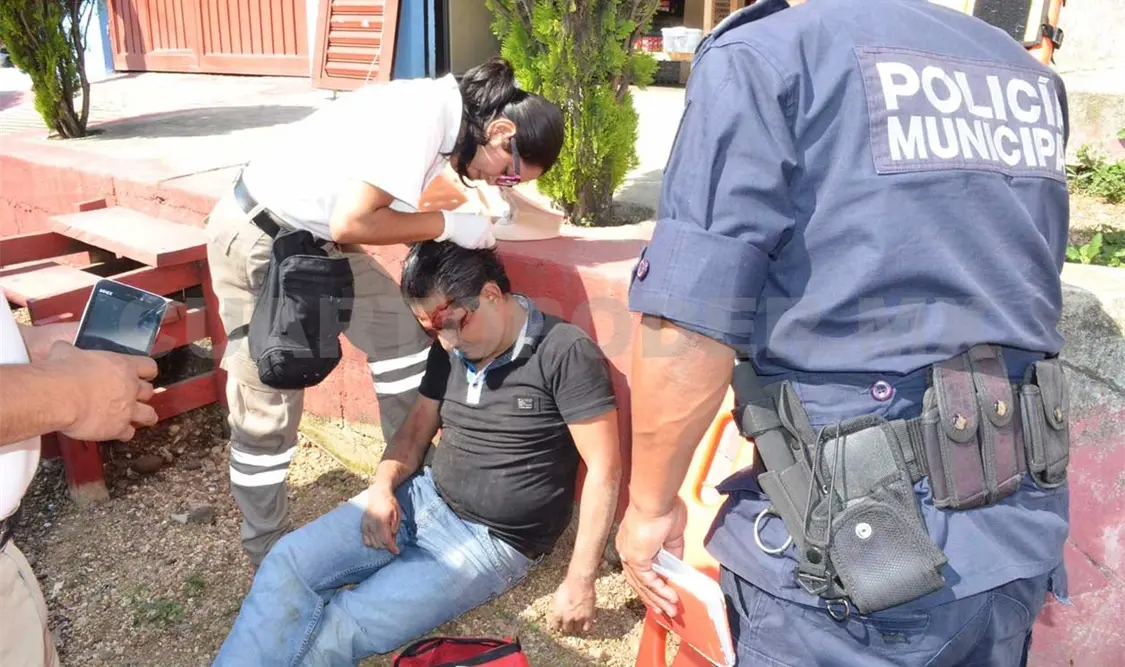 Auto atropella a ebrio en San Juan