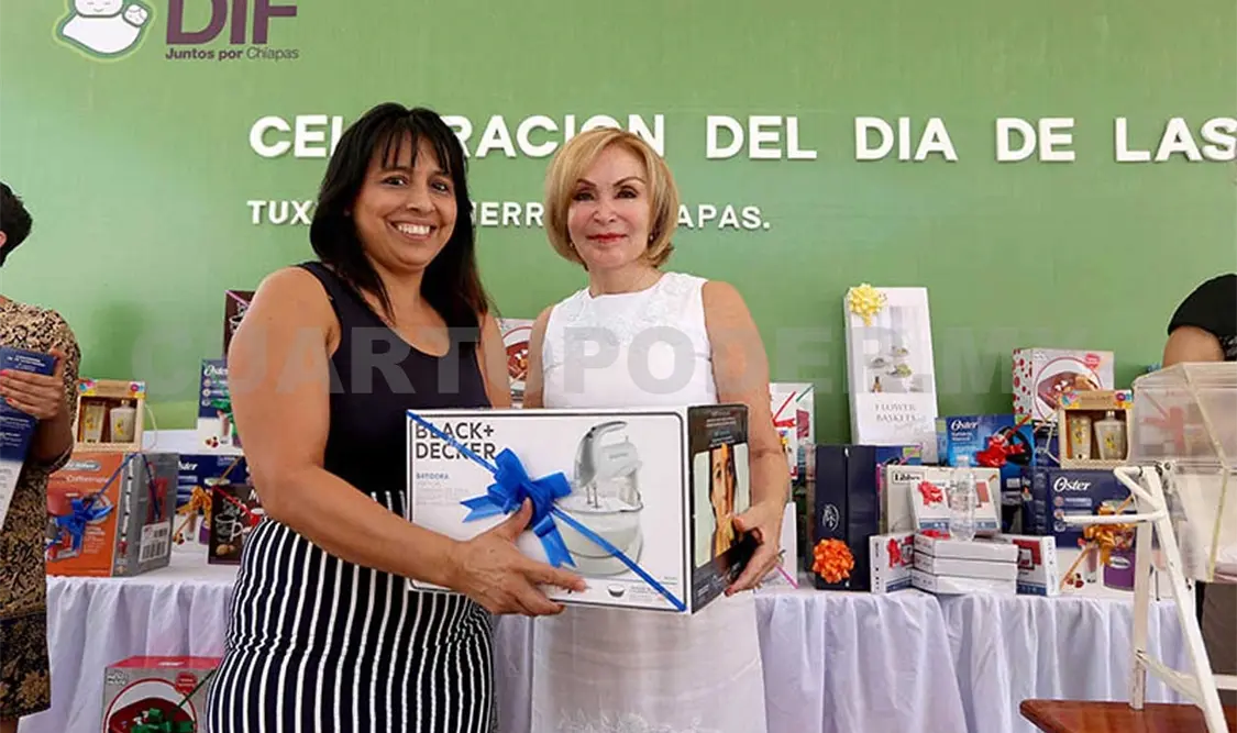Celebra Leticia Coello de Velasco a las madres