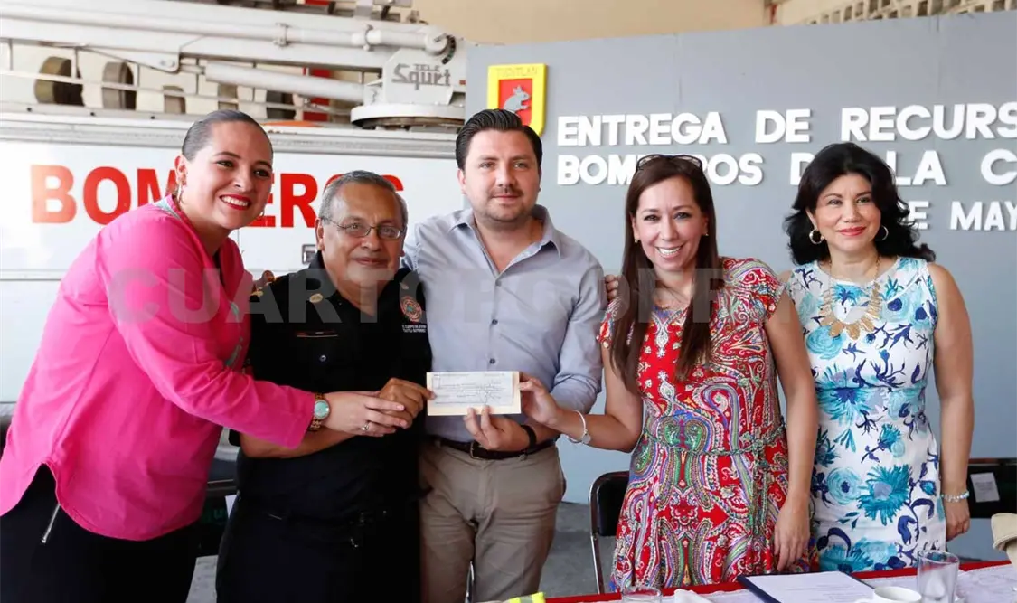 Cumple Fernando Castellanos a bomberos