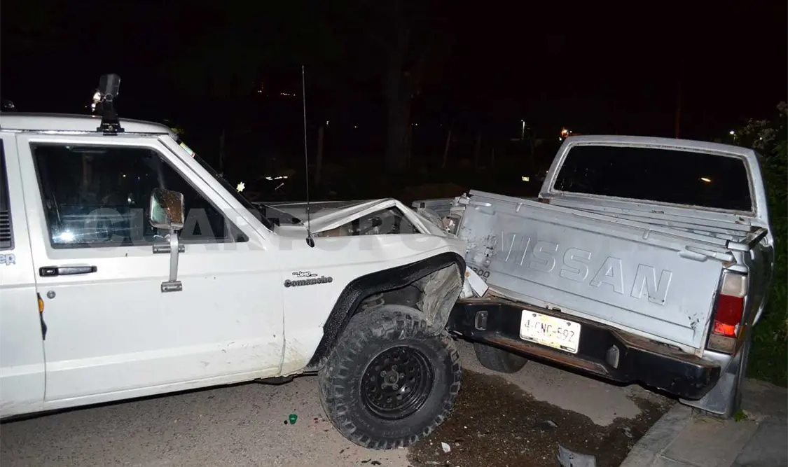 Ladrones chocan camioneta robada