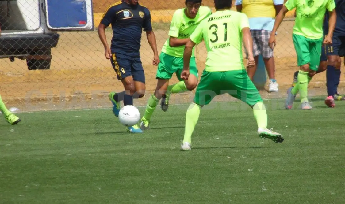 El 2-0 fue mucha recompensa para Gladiadores, cuando jugaban contra 10 rivales por la expulsión de Santos. Agencias