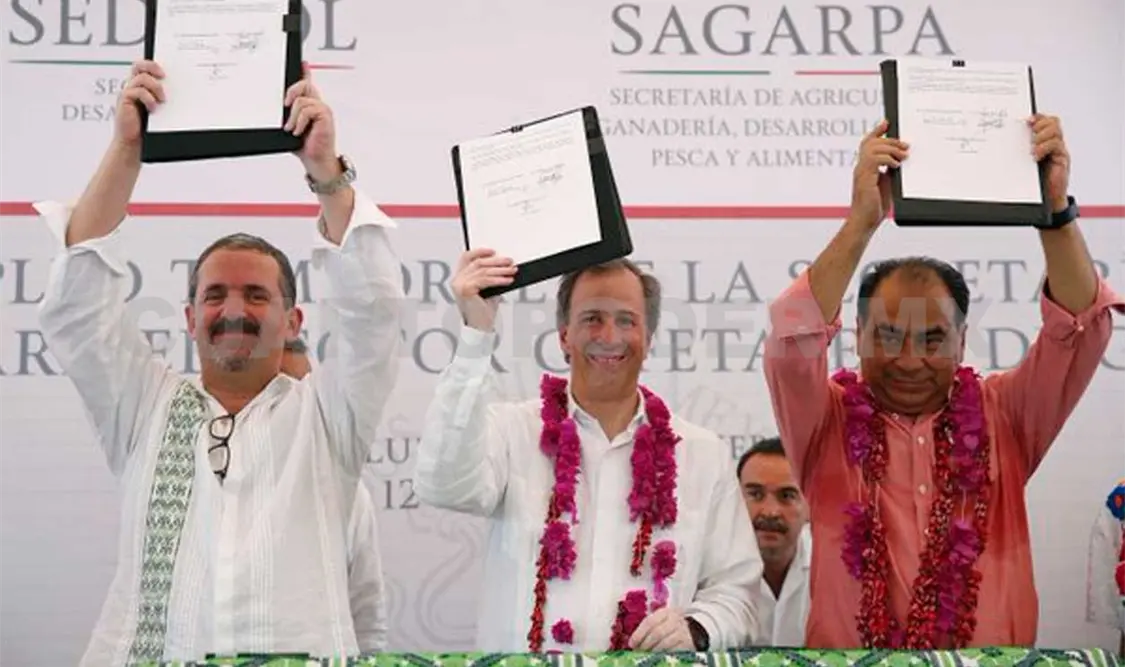 Entregan recursos a productores afectados