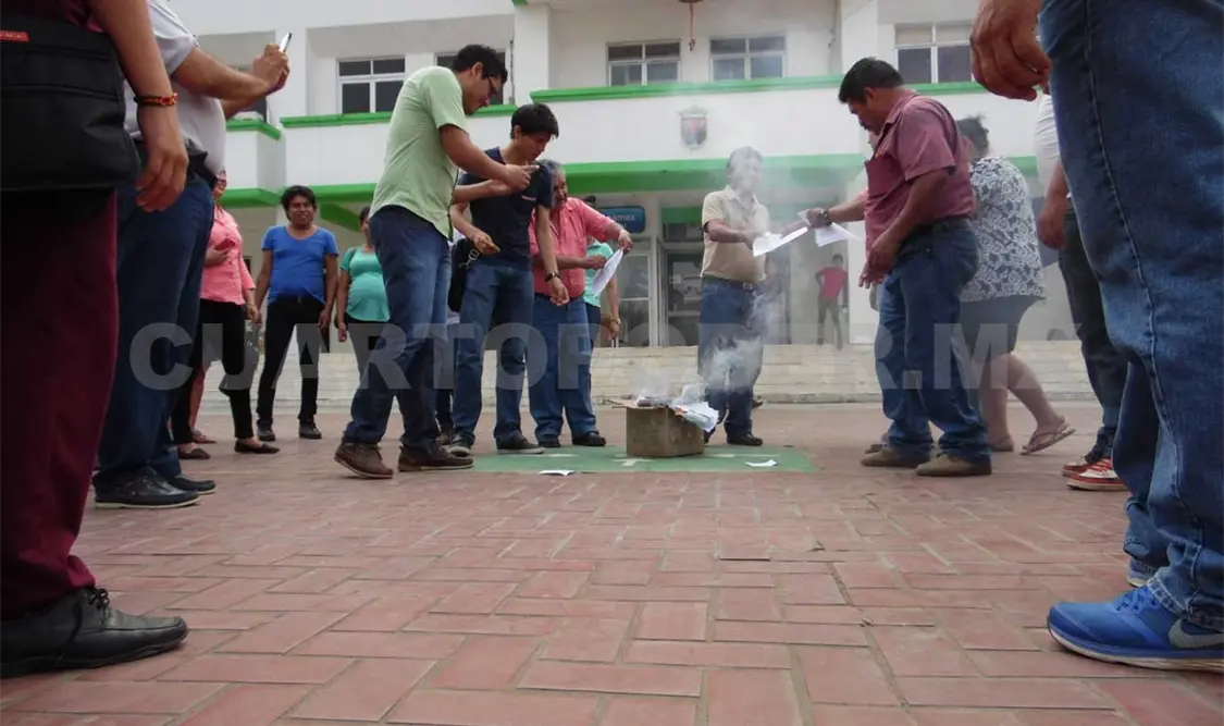 Queman notificaciones en protesta a la reforma