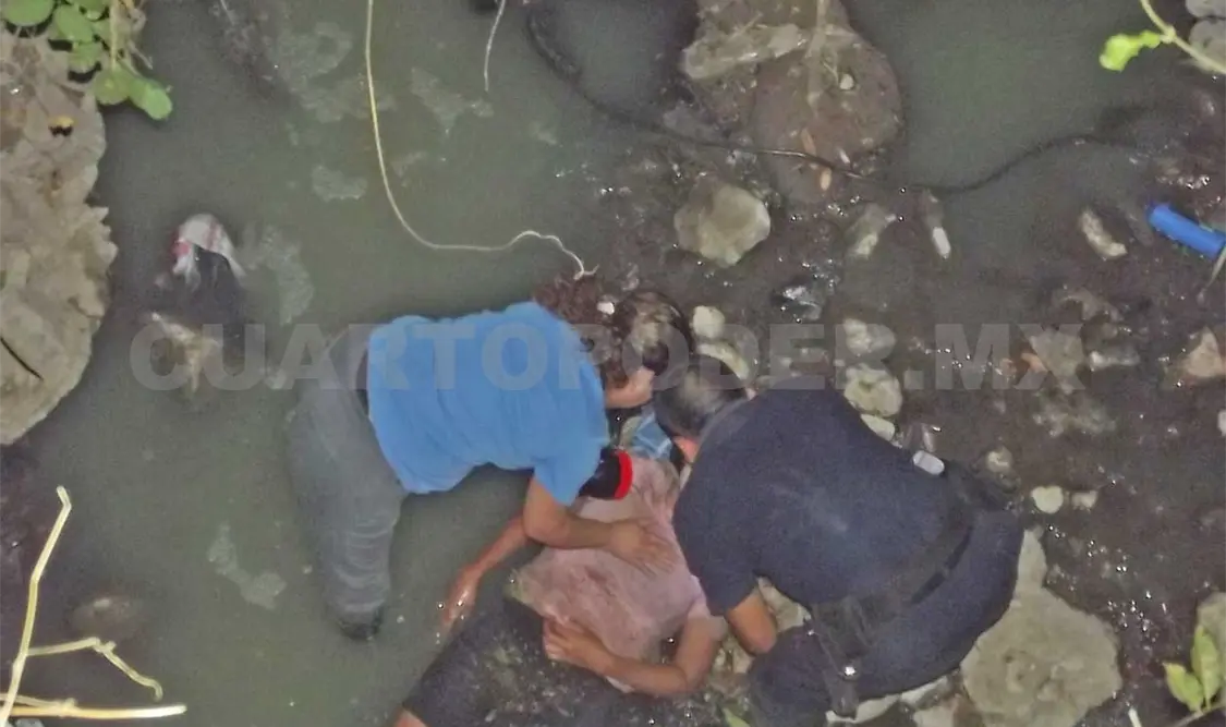 Ebria cae a barranco con aguas negras