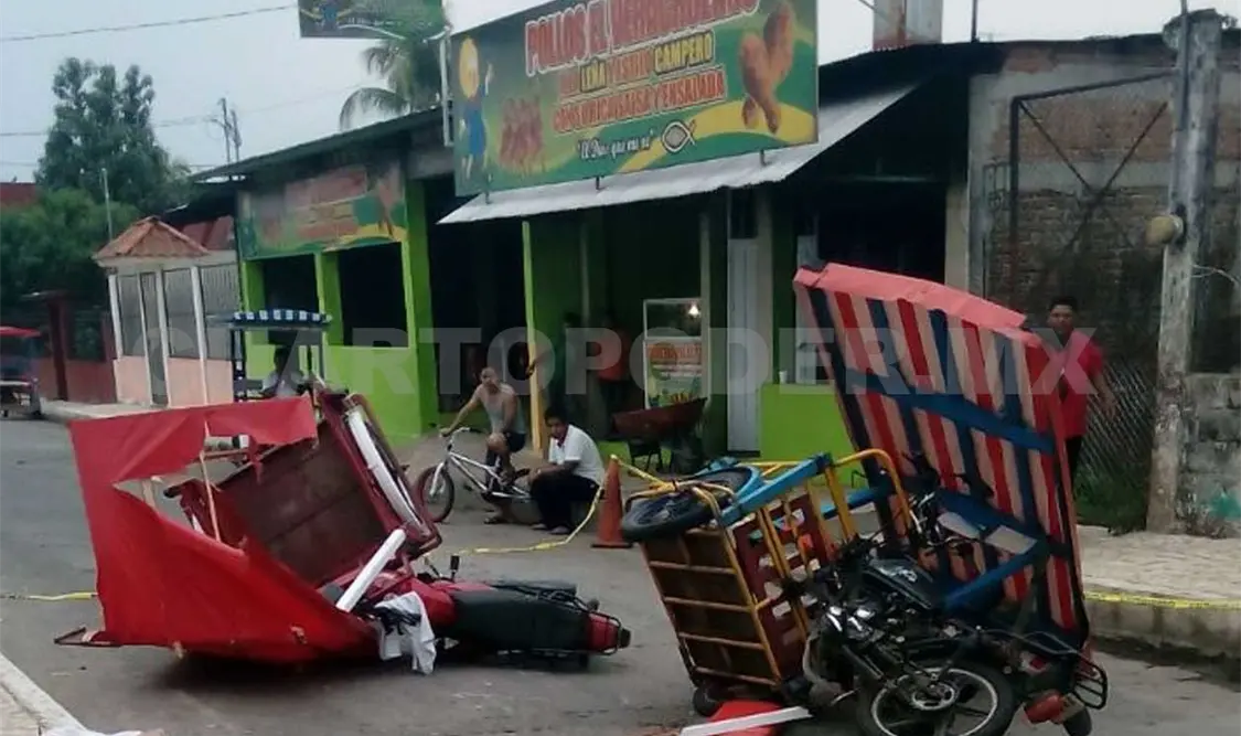 Chocan moto triciclos; quedan dos lesionados