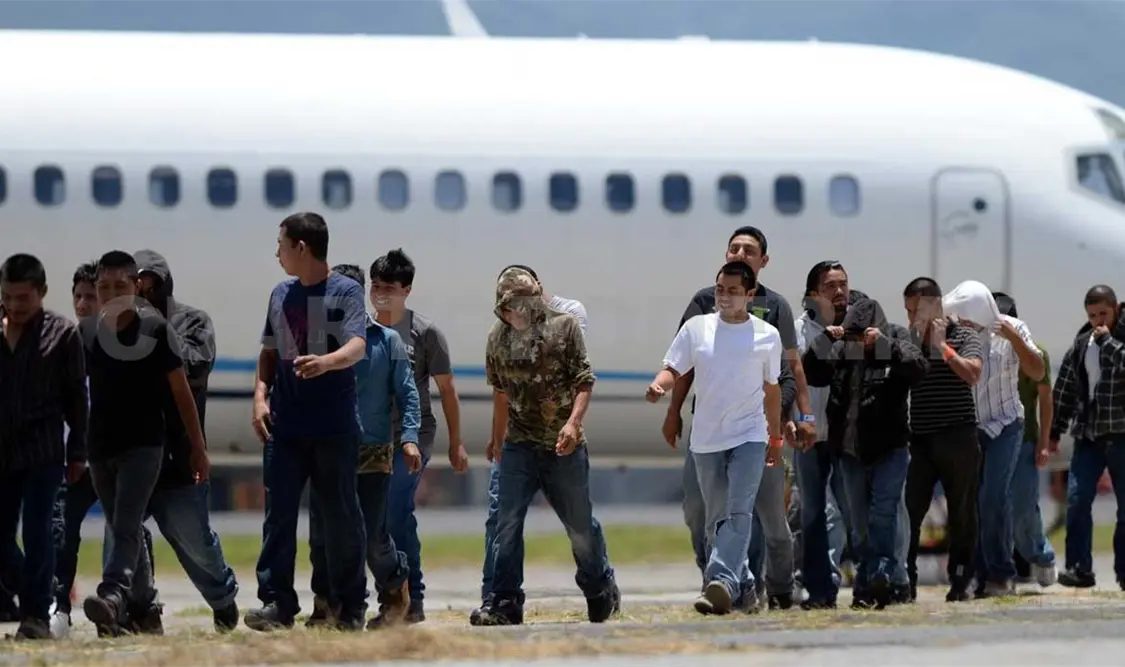 Confirma Casa Blanca reinicio de deportaciones