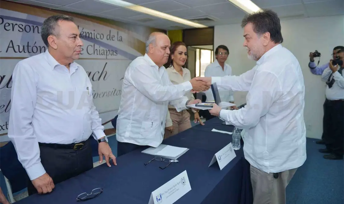 Entregan Medalla al Servicio Universitario