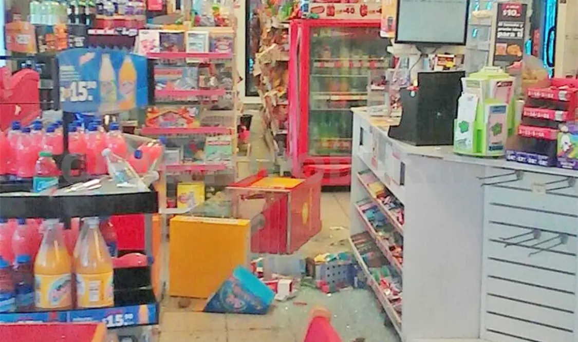 Maestros causan destrozos y saqueos
