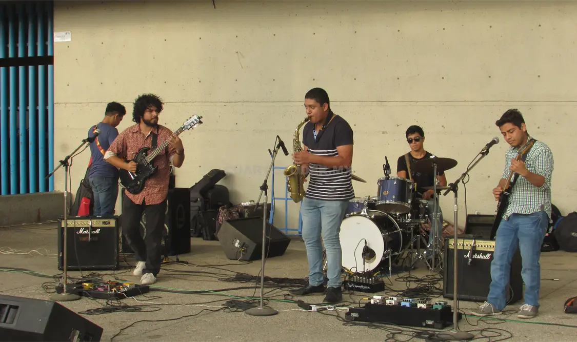 Mokayas, es un proyecto que inició desde el año 2012, en el cual han tocado bandas de rock que actualmente se encuentran en la ciudad de México colaborando con grupos de renombre. Cortesía