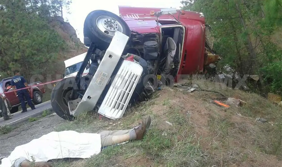 Un trailero murió al volcar su camión en la carretera San Cristóbal-Ocosingo, a la altura de Huixtán. Manuel Martínez / CP