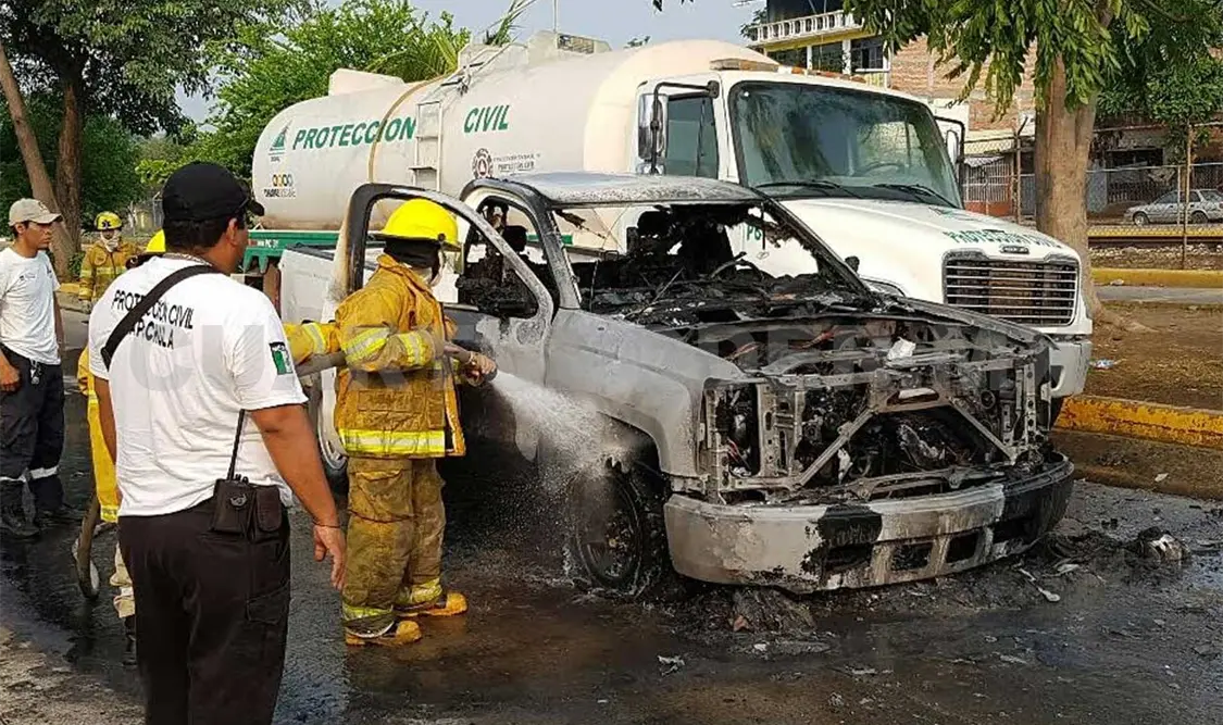 Se incendia camioneta