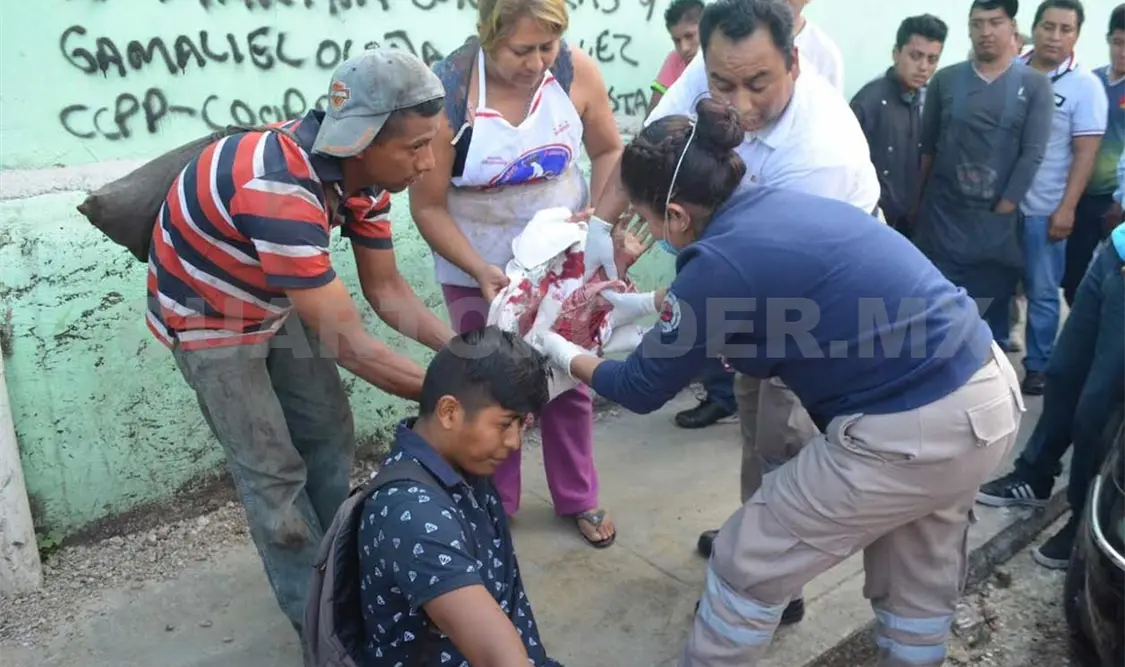 Pierde el control de moto y se desgarra el brazo