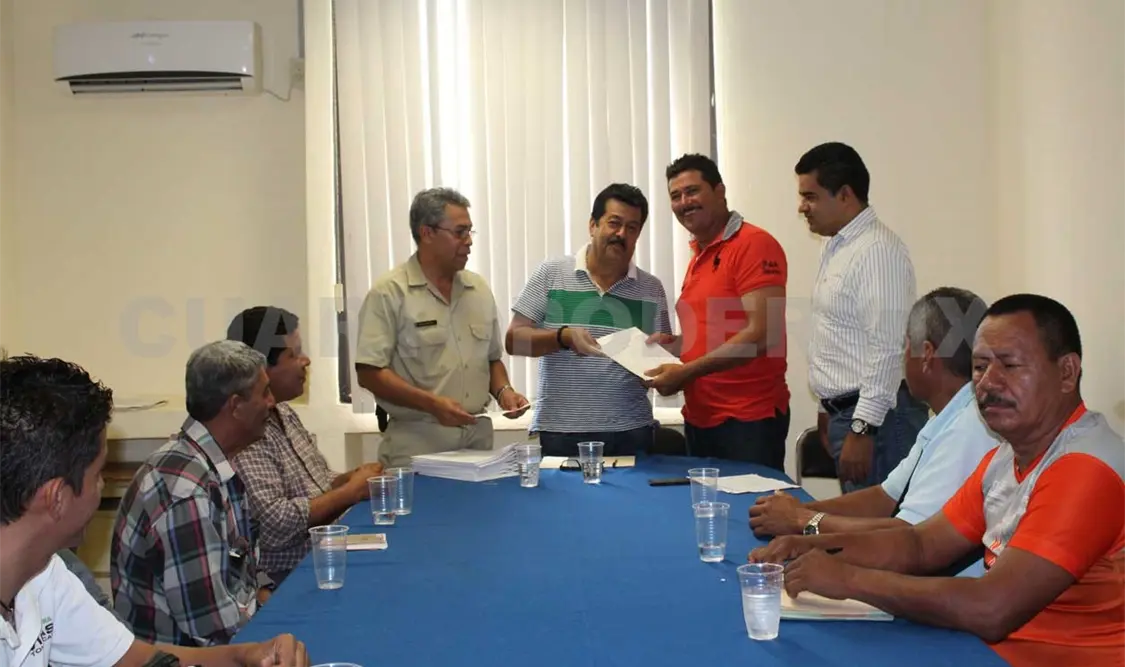 Reciben pescadores certificados de seguridad