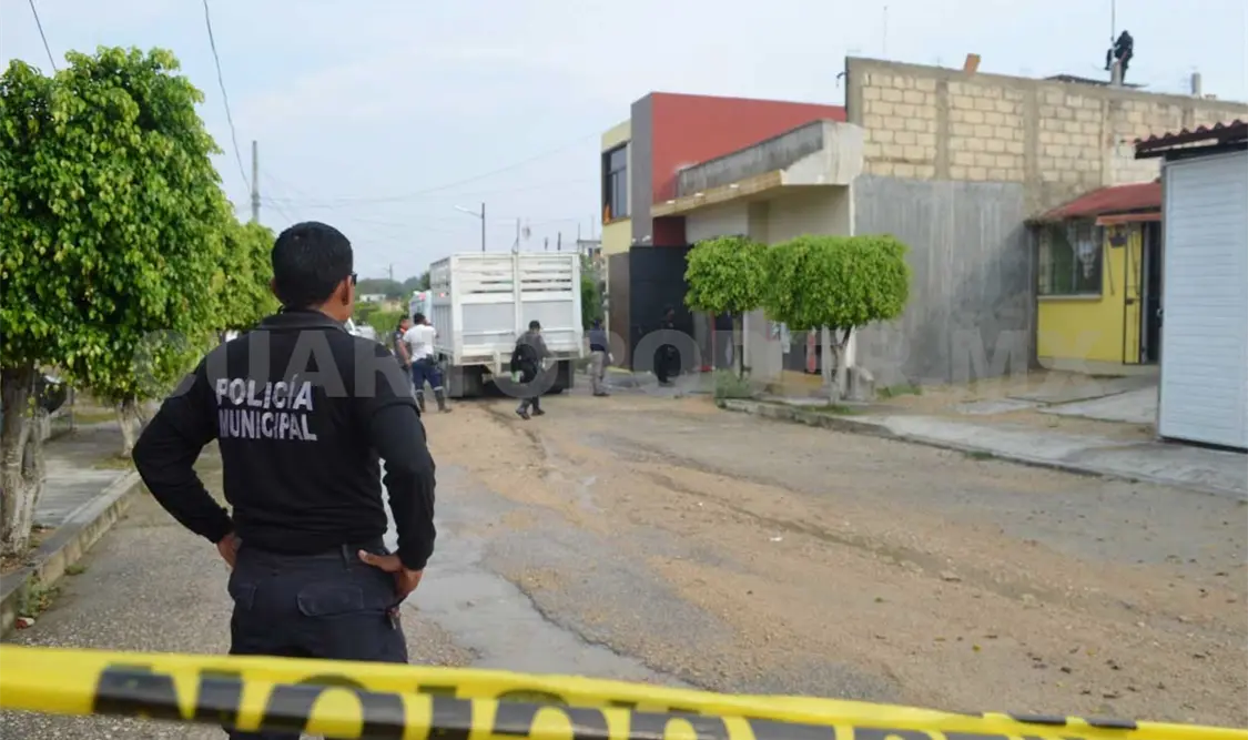 Evacúan manzana por explosión de gas