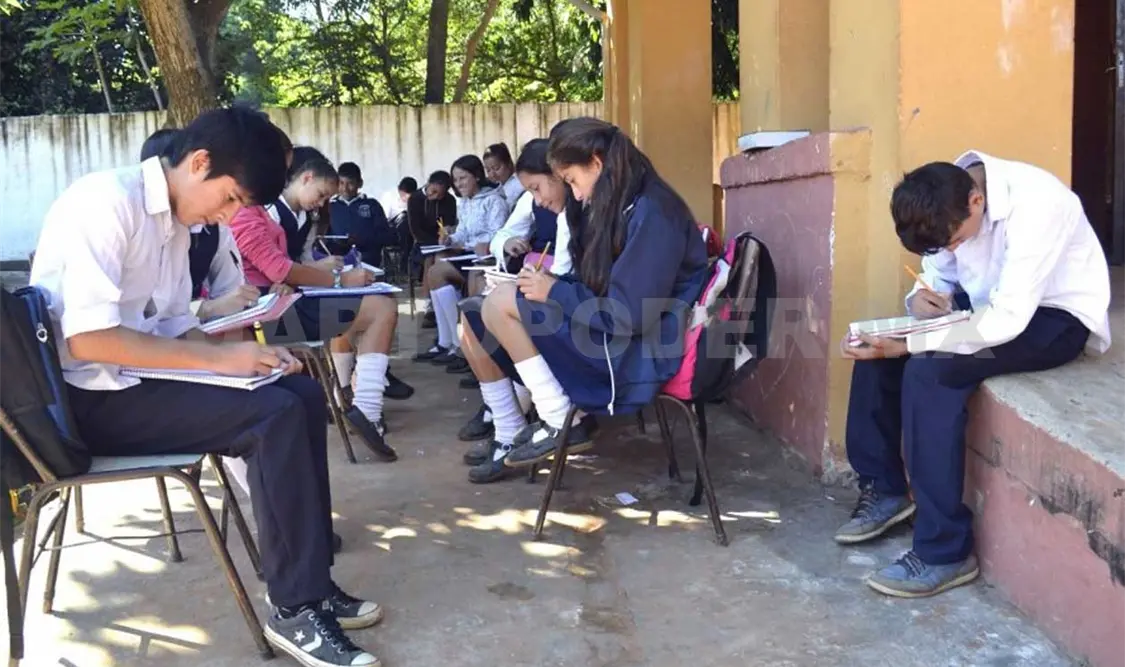 Docentes y familiares dan clases en casas