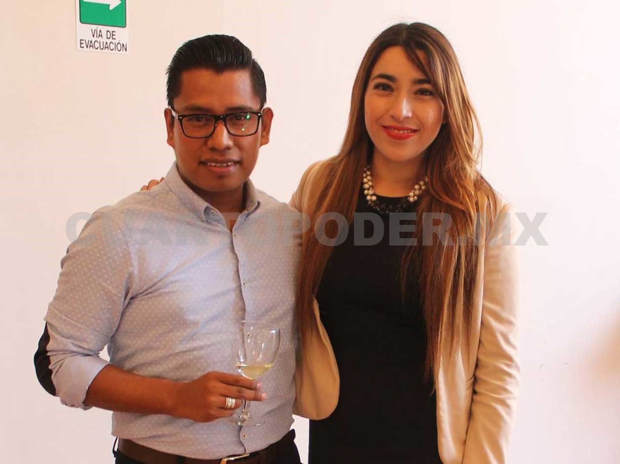 Mónica presentó sus pinturas