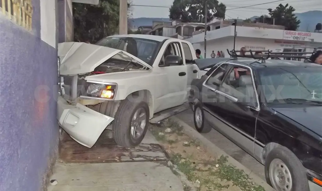Camioneta se estrella en casa