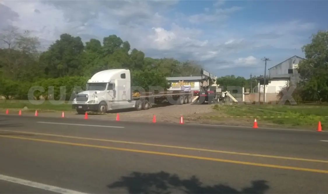 Los detenidos tenían un tráiler plataforma y una grúa que utilizaban para subir los rieles. Rafael Victorio / CP