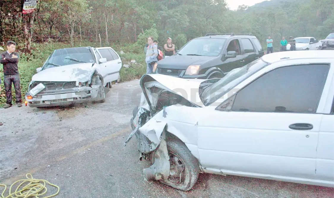 Cuatro lesionados en accidente carretero