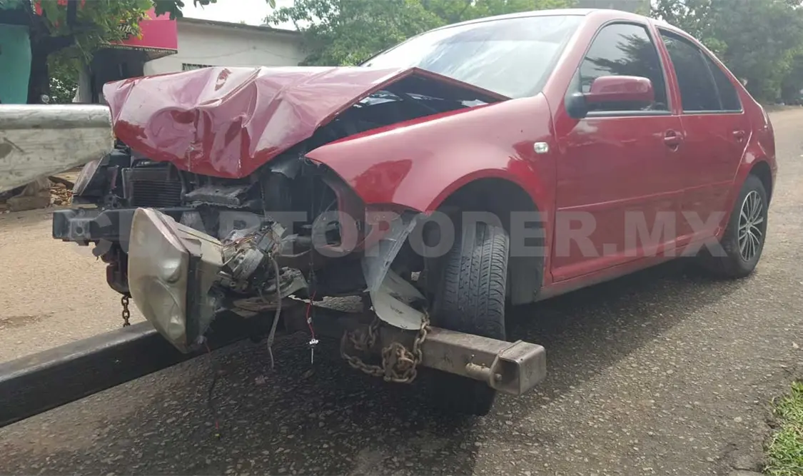 Abandonan vehículo chocado en semáforo