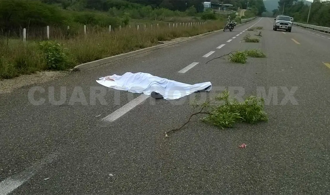Atropellan a albañil en carretera