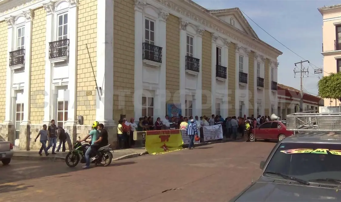 Profesores magisteriales toman Teatro Junchavín