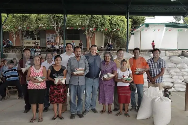 El apoyo consiste en 300 kilogramos de maíz, 30 de frijol, 30 de arroz y 6 de sal, que serán distribuidos bimestralmente. Cortesía / CP.