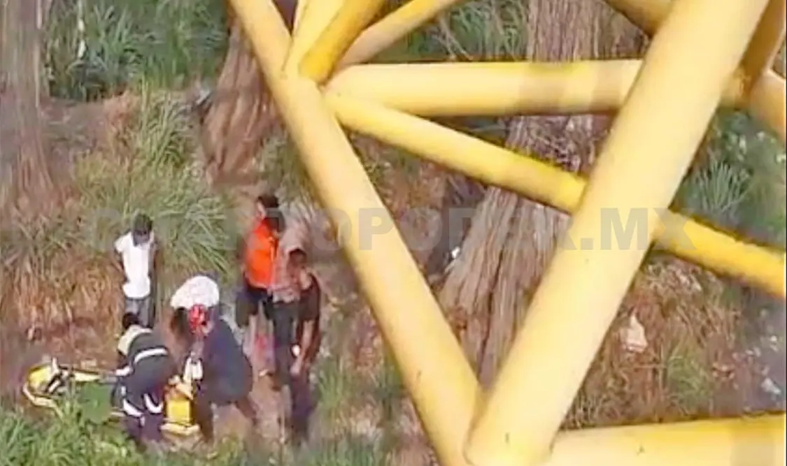 Niña resbala de un puente de tubos