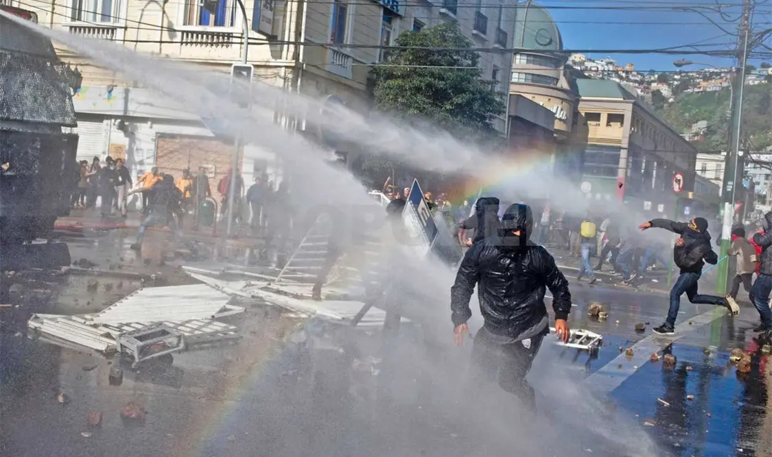 Los Carabineros utilizaron chorros de agua para desplegar a los manifestantes quienes derribaron barreras para impedirles el paso.