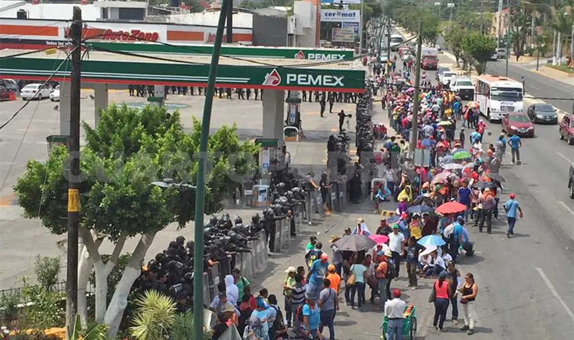 Fuerzas policiales estatales y federales resguardaron las gasolineras. Cortesía