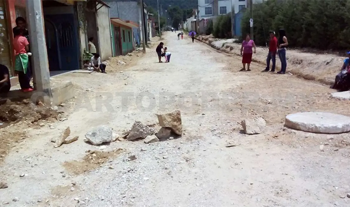 Protestan contra alcalde por pavimentación abandonada
