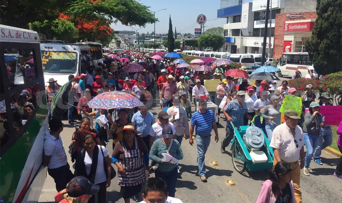 Marchan en apoyo al magisterio