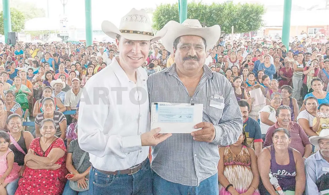 Entrega MVC apoyos a productores afectados por sequía