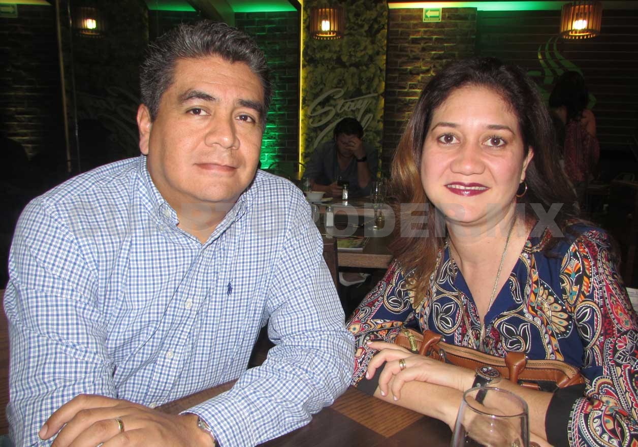 Amigos disfrutan una bonita velada