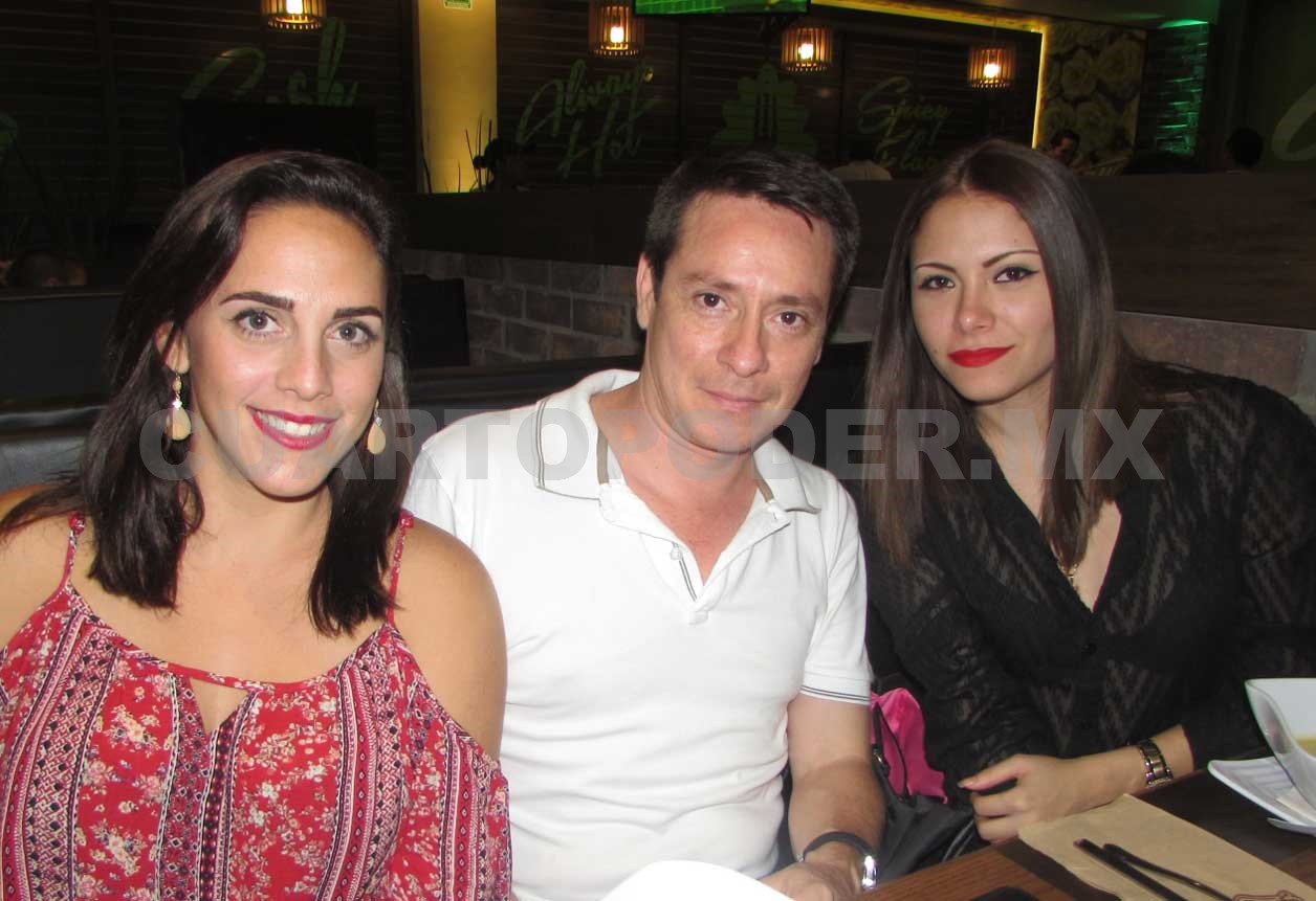 Amigos disfrutan una bonita velada