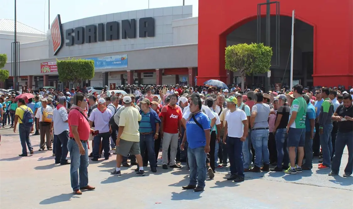 Docentes toman plazas comerciales