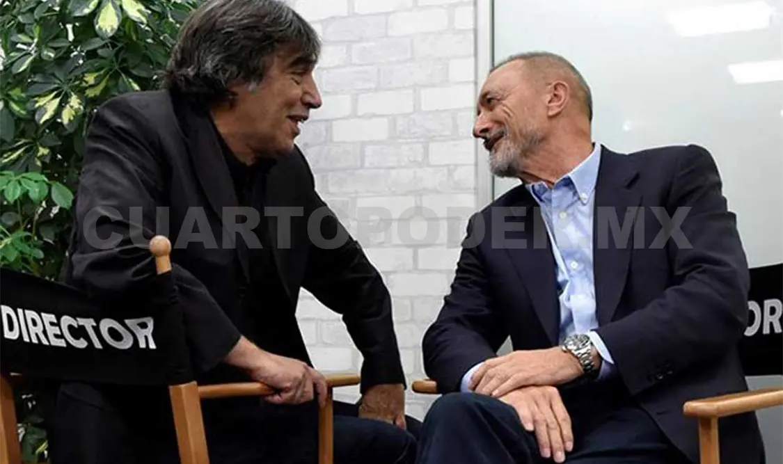 El escritor Arturo Pérez Reverte con el realizador Agustín Díaz. Cortesía