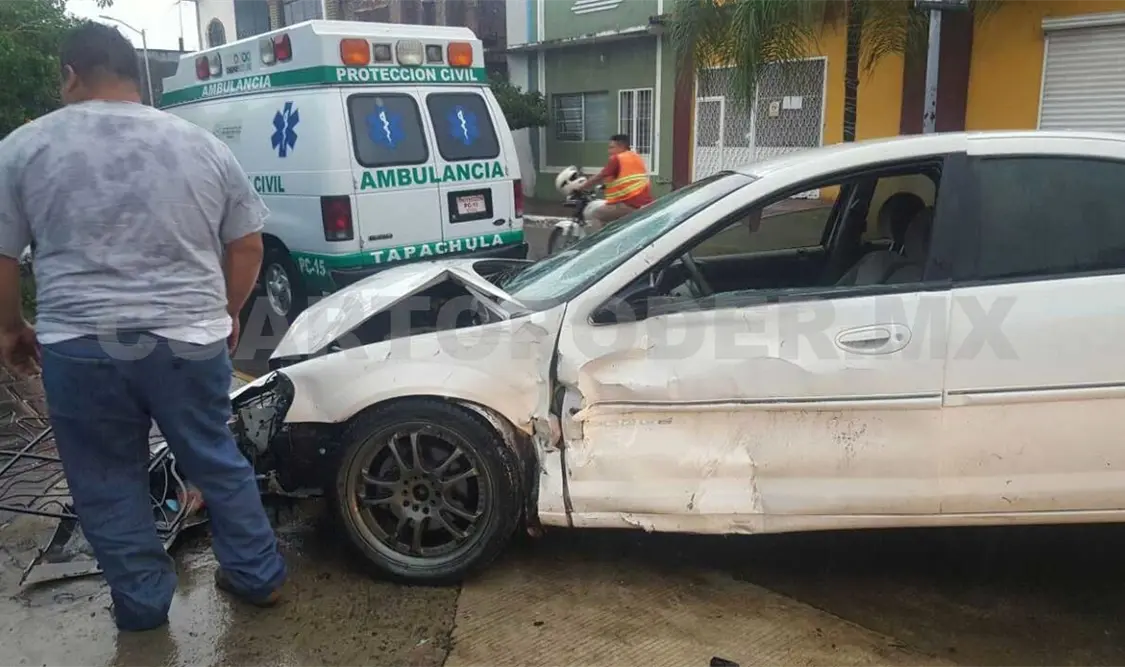 Colisiona coche contra una casa