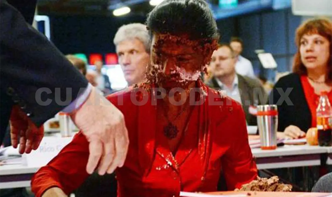 Un activista lanzó la tarta a la colideresa parlamentaria del Partido de Izquierda, Sahra Wagenknecht, en Magdeburgo. El Universal